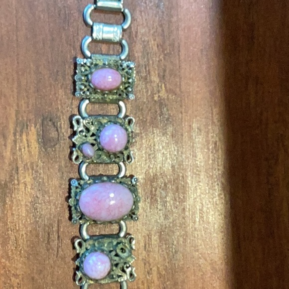 Vintage 8 inch bracelet with working clasp.one small stone missing. - Picture 1 of 2